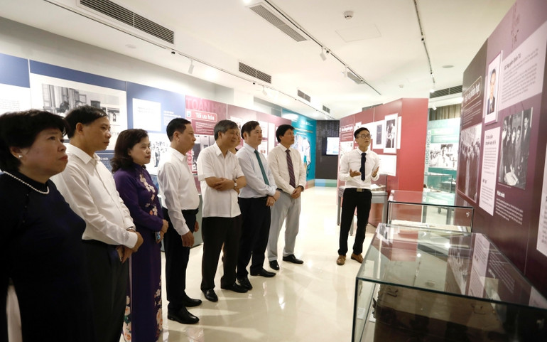 Các đại biểu tham quan gian trưng bày. Những dấu ấn Khoa học - Sáng tạo và Cống hiến -0