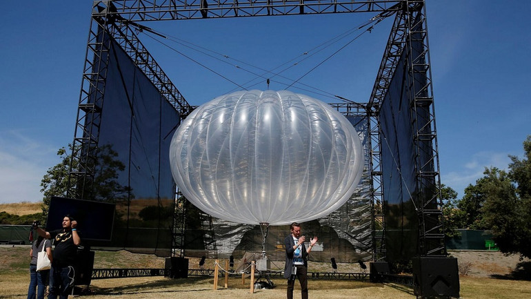 Khinh khí cầu internet Loon tại hội nghị các nhà phát triển Google ở Mountain View, California, Mỹ ngày 19-5-2016. Ảnh: Reuters. Khinh khí cầu internet của Google bị nhầm là UFO -0