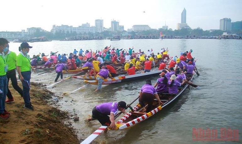 Giải đua ghe có 12 đội nam, 10 đội nữ với gần 500 vận động viên. Sôi động Giải đua ghe truyền thống TP Huế lần thứ nhất -0