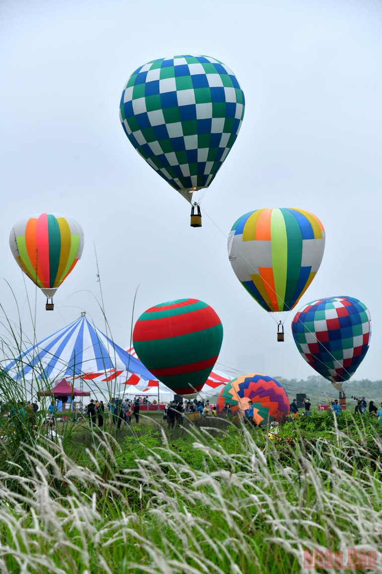 Hà Nội: Trải nghiệm bay khinh khí cầu bên sông Hồng -7