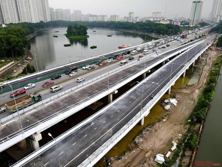 Cận cảnh cầu vượt thấp hồ Linh Đàm trước ngày khánh thành -0