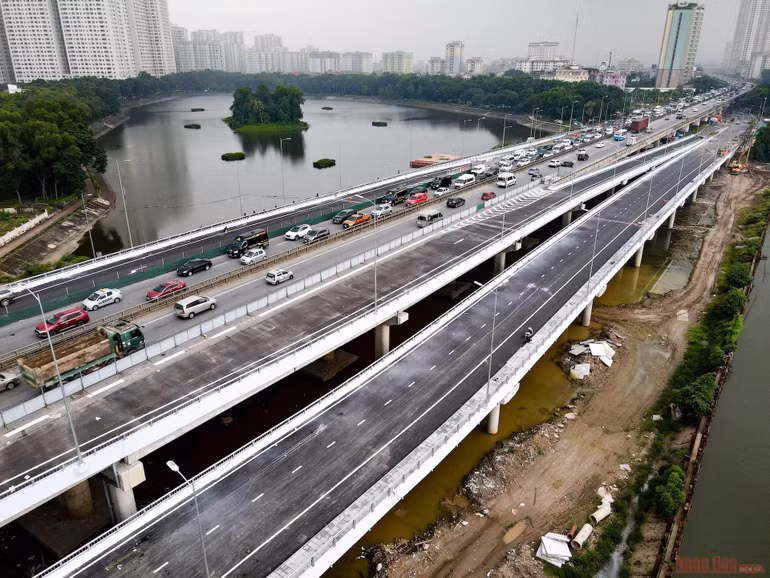 Cận cảnh cầu vượt thấp hồ Linh Đàm trước ngày khánh thành -0