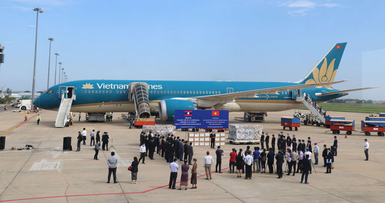 Toàn cảnh Lễ bàn giao tại sân bay quốc tế Wattay, ngày 4-5. (Ảnh: XUÂN SƠN-DUY TOÀN) Việt Nam trao tặng 500.000 USD và vật tư, thiết bị y tế hỗ trợ Lào ứng phó dịch Covid-19 -0