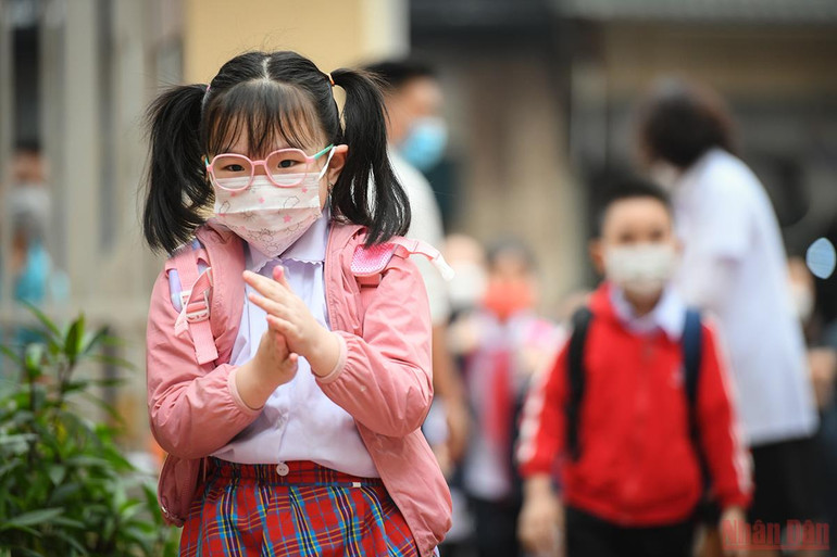 Những khoảnh khắc ngộ nghĩnh, đáng yêu của các con ngày đầu đến trường -0