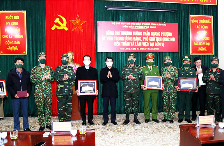 Phó Chủ tịch Quốc hội Trần Quang Phương tặng quà huyện Mường Khương và Đồn Biên phòng Pha Long. Phó Chủ tịch Quốc hội Trần Quang Phương thăm, tặng quà Đồn Biên phòng Pha Long -0