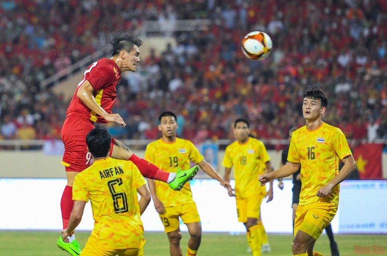 [Chung kết bóng đá nam SEA Games 31] U23 Việt Nam 0-0 U23 Thái Lan (Hiệp 1): Văn Tùng sút chệch cột -0