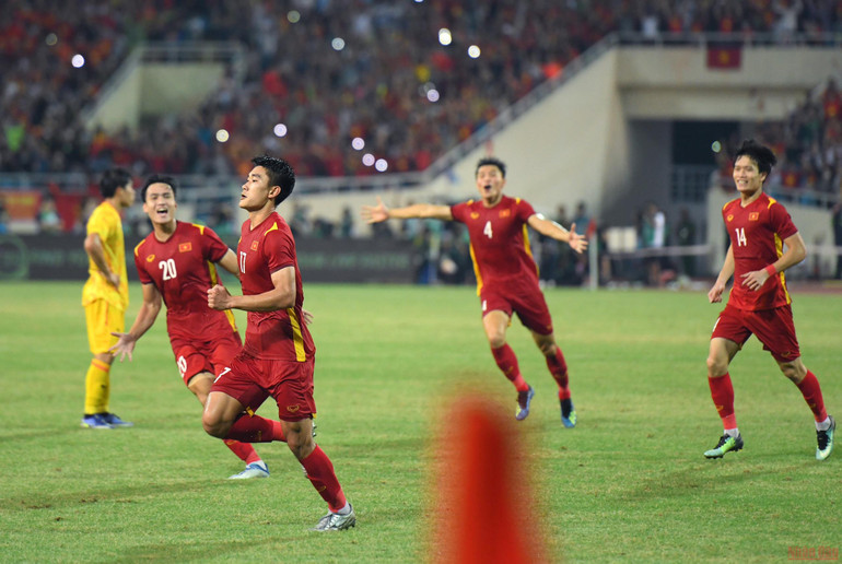 Đồng đội chia vui cùng Nhâm Mạnh Dũng. (Ảnh: THÀNH ĐẠT) U23 Việt Nam giành Huy chương Vàng bóng đá nam SEA Games 31 -0