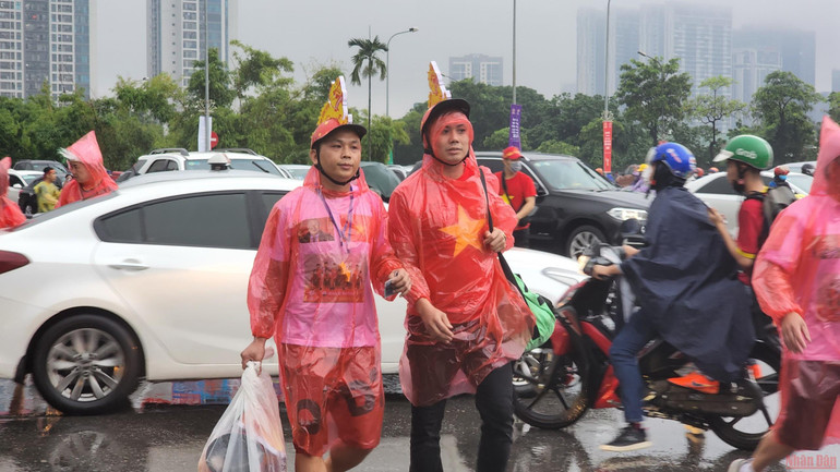 Mũ rồng tới sân... Những cổ động viên