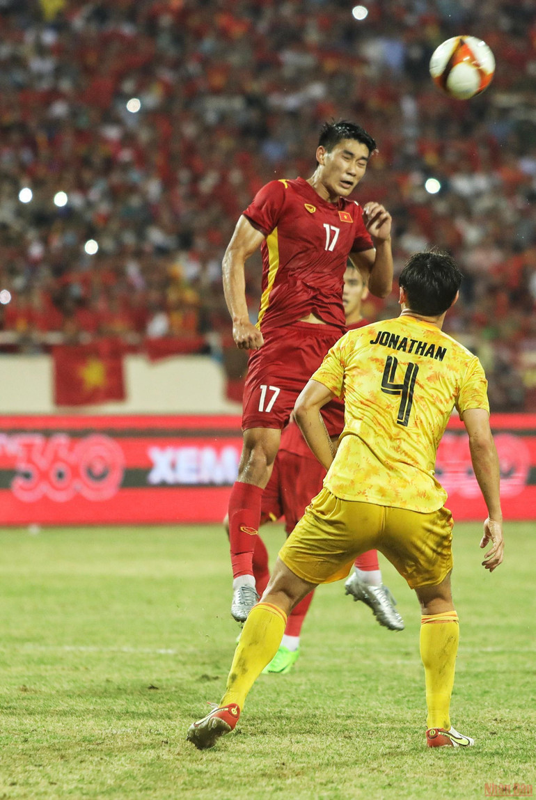 Sau 4 lần toàn thua trước đại kình địch ở chung kết bóng đá nam SEA Games, lần này lịch sử đã sang trang dù U23 Việt Nam cũng đã phải chật vật mới khuất phục được đối thủ, nhờ tình huống tận dụng cơ hội triệt để của Mạnh Dũng. (Ảnh: KHIẾU MINH) Khoảnh khắc làm nên chiến thắng trong trận chung kết bóng đá nam SEA Games 31 -0