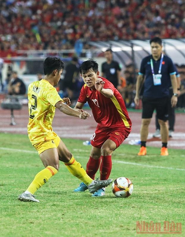 Chiến lược của U23 Việt Nam lúc này là chủ động chơi phòng ngự-phản công để tìm cơ hội, trước khi bung sức trong 20 phút cuối để kết liễu đối thủ. (Ảnh: KHIẾU MINH) Khoảnh khắc làm nên chiến thắng trong trận chung kết bóng đá nam SEA Games 31 -0
