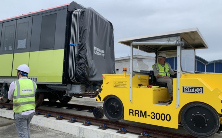 Các toa tàu được đưa lên ray an toàn, sau đó sẽ được tiến hành lắp ráp và thử nghiệm. Chín đoàn tàu còn lại của tuyến đường sắt đô thị số 3 Nhổn - Ga Hà Nội đang được sản xuất tại Pháp, dự kiến sẽ đưa về Hà Nội bắt đầu từ năm 2021. metro4-1603164080930.jpg