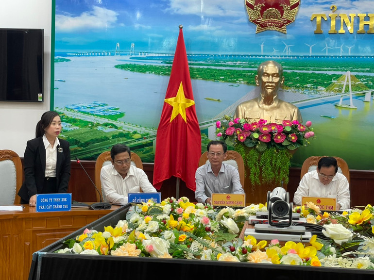 Đại diện doanh nghiệp làm việc với UBND tỉnh Bến Tre về việc xuất khẩu lô hàng bưởi da xanh sang thị trường Mỹ. Bến Tre chuẩn bị lô hàng bưởi da xanh đầu tiên xuất khẩu sang thị trường Mỹ -0