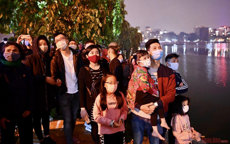 Hà Nội bắn pháo hoa chào mừng năm mới Tân Sửu 2021 -5