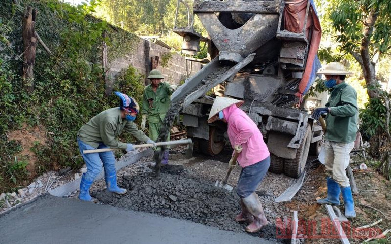 Người dân xã Bình Văn, huyện Chợ Mới (tỉnh Bắc Kạn) thi công đường giao thông nông thôn. (Ảnh: Tuấn Sơn) 15_7_Bac_Kan_3-1598929774396.jpg