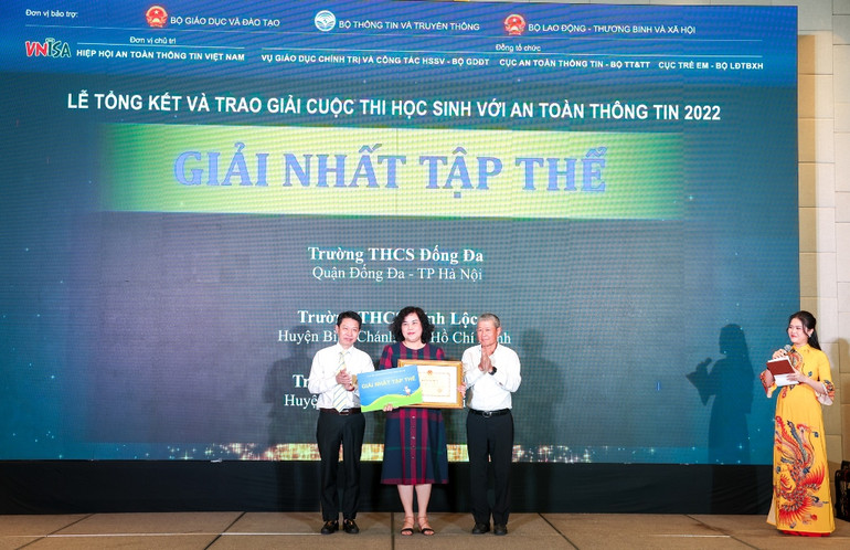 Ban tổ chức trao giải cho các trường có nhiều thí sinh tham dự nhất. Học sinh với An toàn thông tin: Trang bị kỹ năng phòng tránh rủi ro mạng cho trẻ em -0