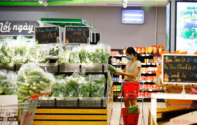 Hà Nội: Hàng hóa siêu thị dồi dào, chợ dân sinh không thiếu hàng tươi sống -0