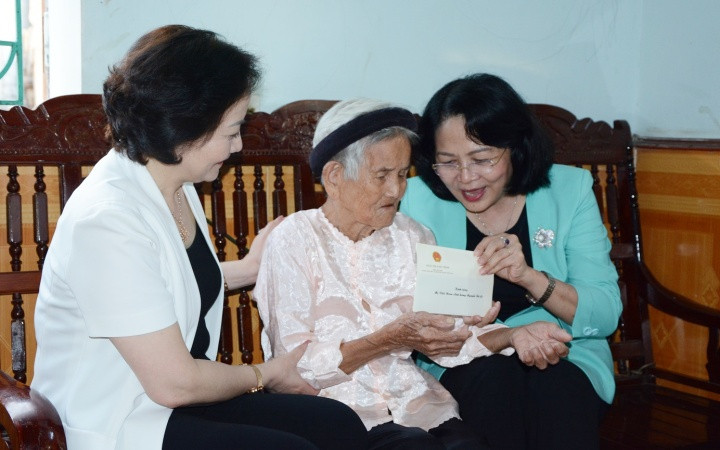 Phó Chủ tịch nước Đặng Thị Ngọc Thịnh làm việc tại Yên Bái -0