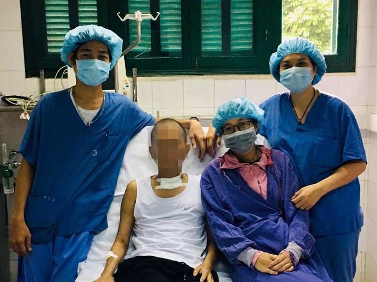 Niềm vui nhân đôi khi vợ anh Đ. vừa hạ sinh thêm cậu con trai. Việt Nam ghép phổi thành công cho ca “bệnh phổi mô kẽ” đầu tiên -0