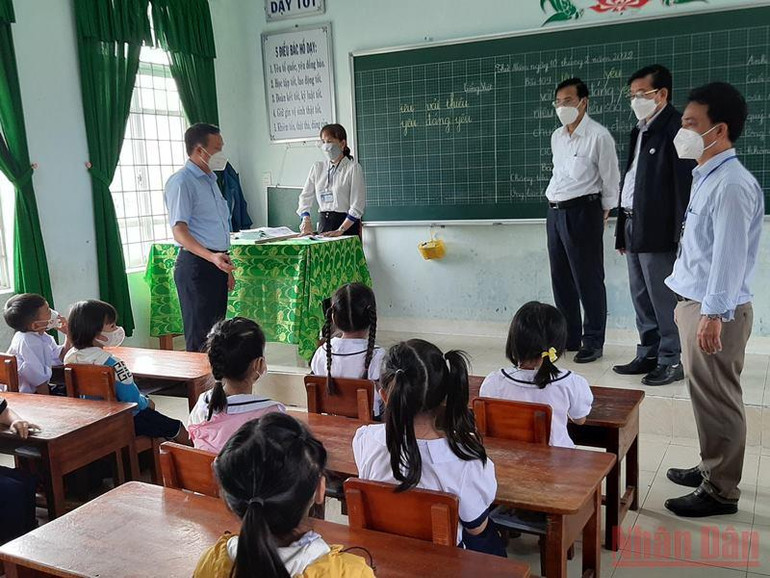 Lãnh đạo tỉnh Phú Yên và Sở Giáo dục và Đào tạo tỉnh đi kiểm tra, chỉ đạo tăng cường công tác phòng, chống dịch Covid-19 trong các trường học. Phú Yên tăng cường phòng, chống dịch trong trường học -0
