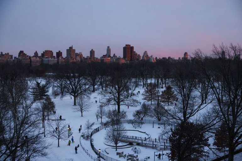 Bão lớn khiến tuyết rơi dày tại thành phố New York, Mỹ, ngày 29/1/2022. (Ảnh: REUTERS) Lũ lụt và lở đất khiến 19 người thiệt mạng ở Brazil, Mỹ hủy hơn 1.400 chuyến bay vì bão mạnh -0