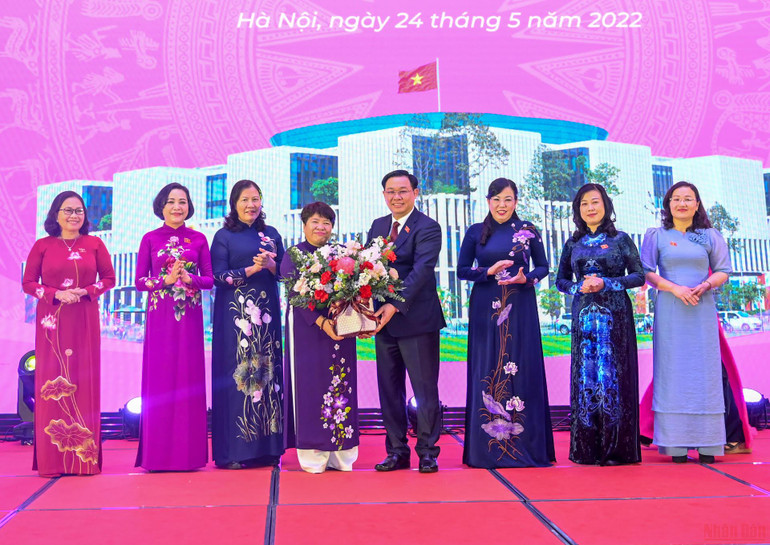 Chủ tịch Quốc hội Vương Đình Huệ tặng hoa chúc mừng Nhóm nữ đại biểu Quốc hội khóa XV. Nữ đại biểu Quốc hội đóng góp quan trọng nâng cao chất lượng, hiệu quả hoạt động của Quốc hội -0