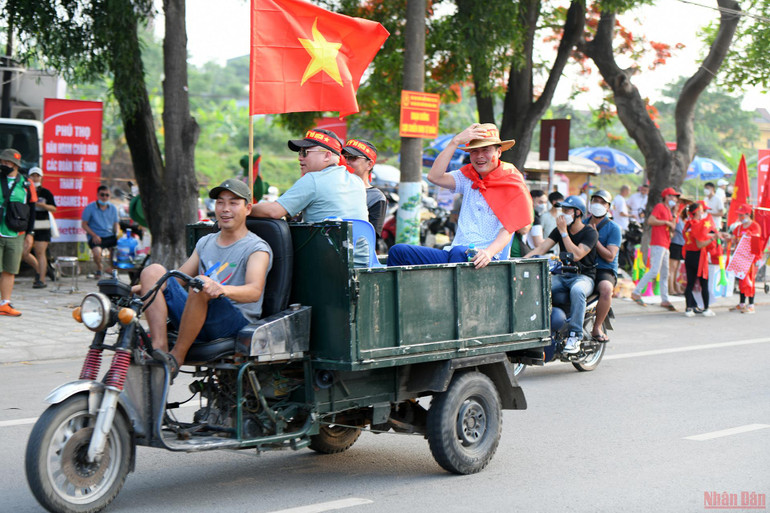 Cổ động viên Việt Nam khuấy động SVĐ Việt Trì trước giờ G -0