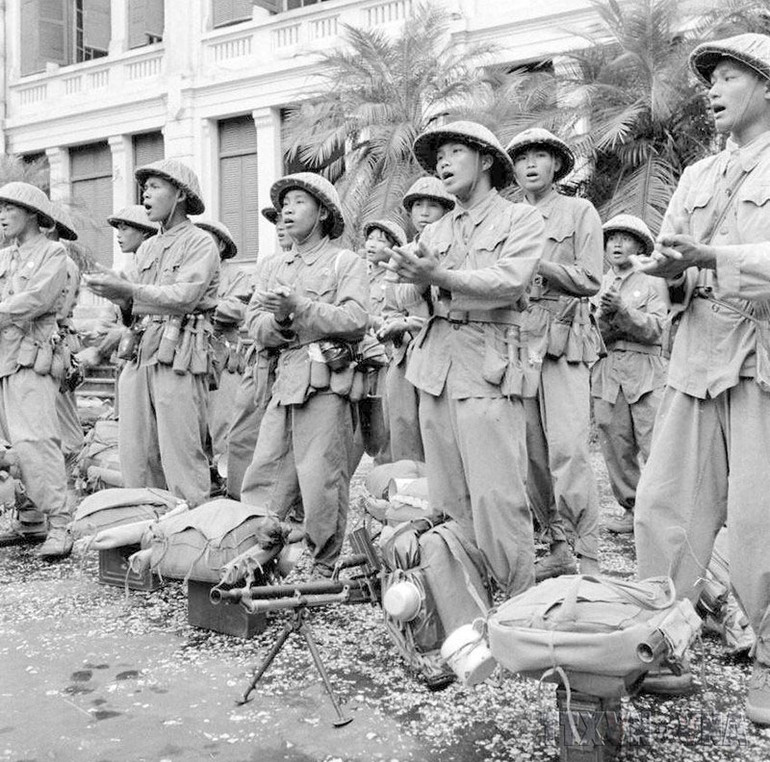 Bộ đội sẵn sàng chiến đấu bảo vệ Thủ đô trong những ngày đầu Toàn quốc kháng chiến, tháng 12/1946. (Ảnh: TTXVN) 75 năm toàn quốc kháng chiến: Quyết tử cho Tổ quốc quyết sinh -0