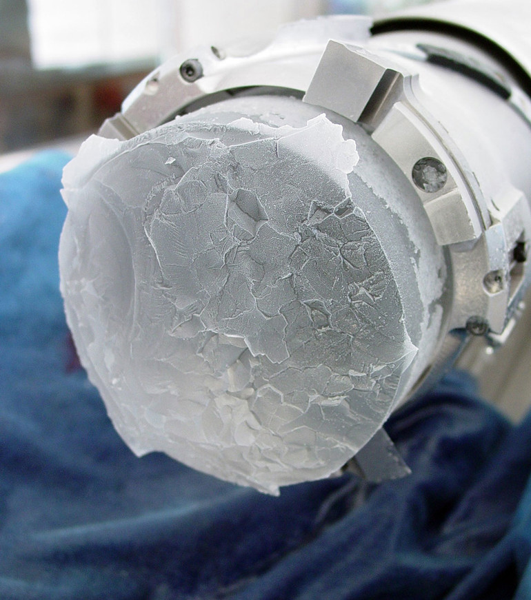 Cuộc chạy đua thu thập lõi băng của các nhà khoa học -0