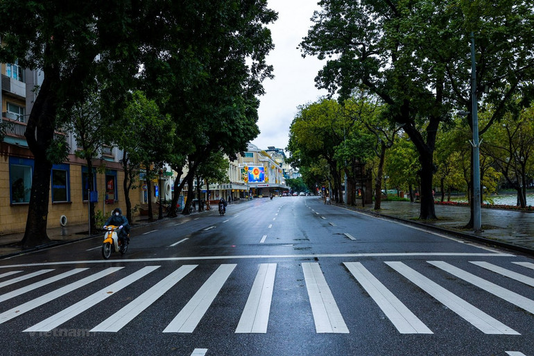 Người dân Hà Nội đốt lửa sưởi ấm giữa ban ngày trong đợt rét kỷ lục -0