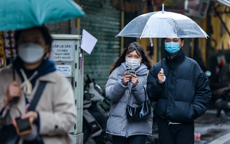 Người dân Hà Nội đốt lửa sưởi ấm giữa ban ngày trong đợt rét kỷ lục -0