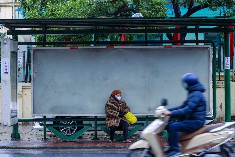 Người dân Hà Nội đốt lửa sưởi ấm giữa ban ngày trong đợt rét kỷ lục -0