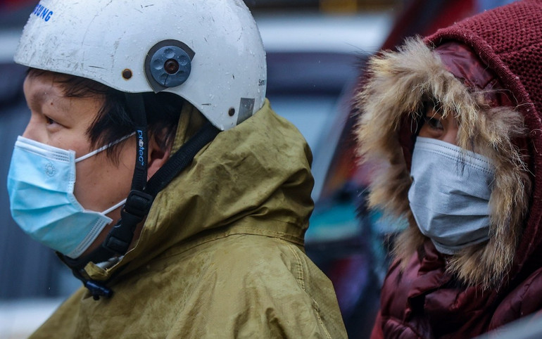 Người dân Hà Nội đốt lửa sưởi ấm giữa ban ngày trong đợt rét kỷ lục -0