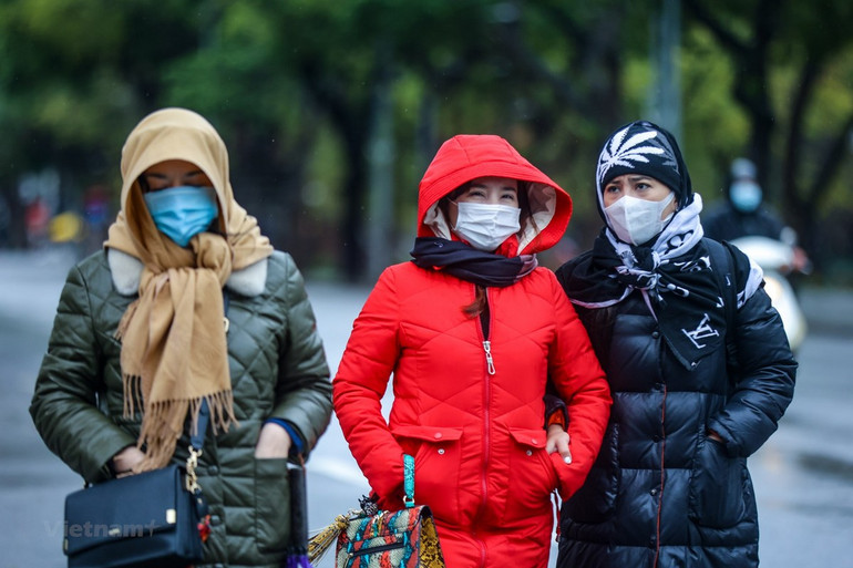 Người dân Hà Nội đốt lửa sưởi ấm giữa ban ngày trong đợt rét kỷ lục -0