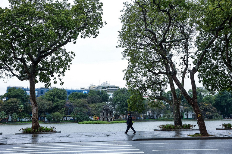 Người dân Hà Nội đốt lửa sưởi ấm giữa ban ngày trong đợt rét kỷ lục -0