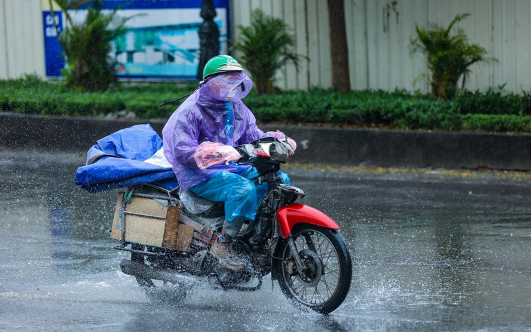 Người dân Hà Nội đốt lửa sưởi ấm giữa ban ngày trong đợt rét kỷ lục -0