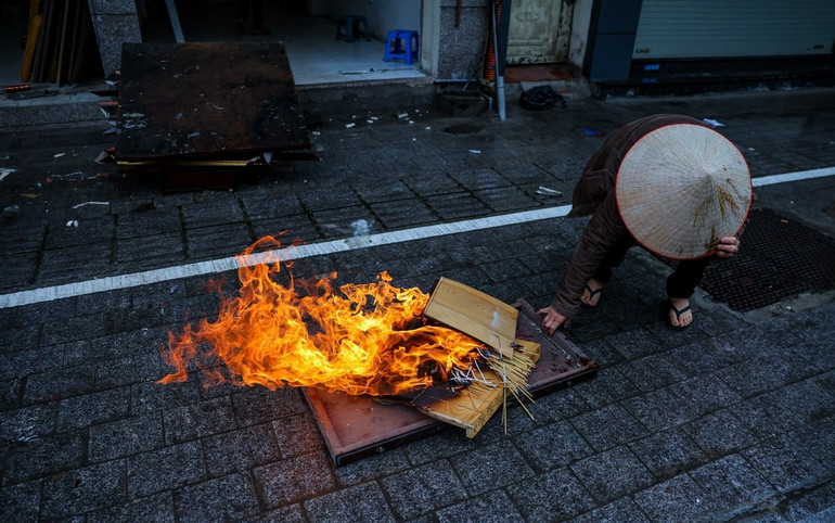 Người dân Hà Nội đốt lửa sưởi ấm giữa ban ngày trong đợt rét kỷ lục -0