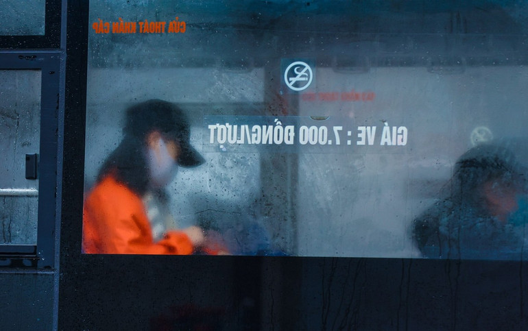 Người dân Hà Nội đốt lửa sưởi ấm giữa ban ngày trong đợt rét kỷ lục -0