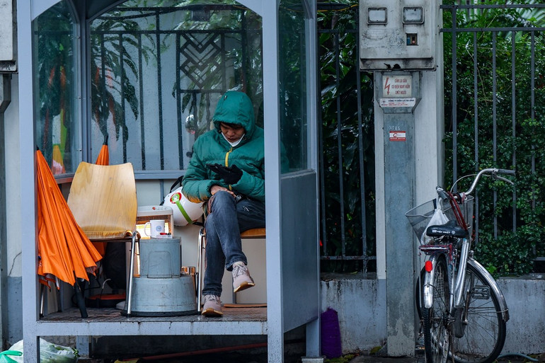 Người dân Hà Nội đốt lửa sưởi ấm giữa ban ngày trong đợt rét kỷ lục -0