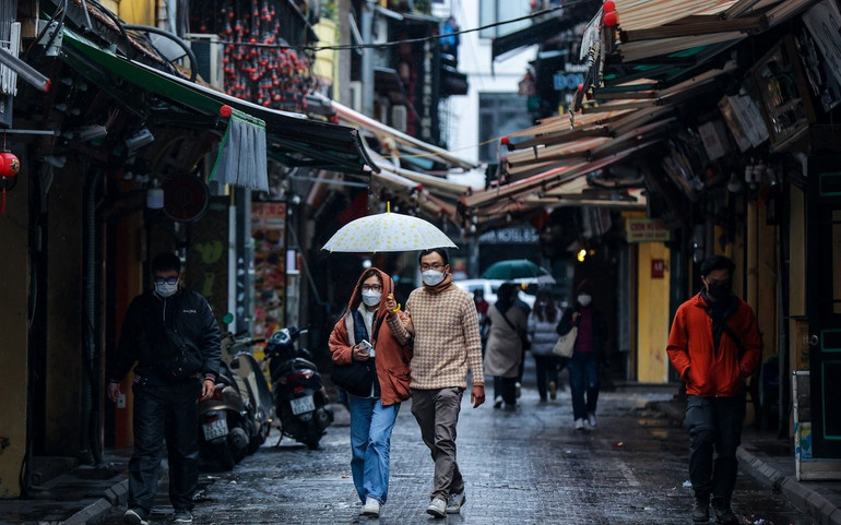 Người dân Hà Nội đốt lửa sưởi ấm giữa ban ngày trong đợt rét kỷ lục -0