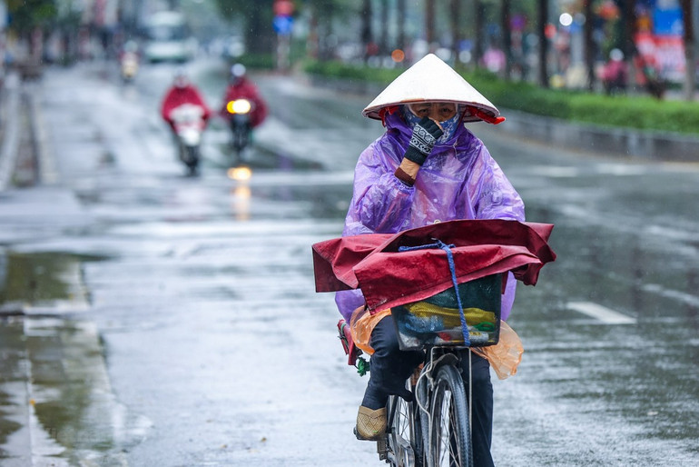 Người dân Hà Nội đốt lửa sưởi ấm giữa ban ngày trong đợt rét kỷ lục -0