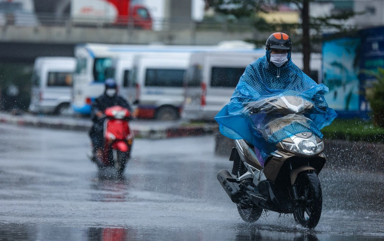 Người dân Hà Nội đốt lửa sưởi ấm giữa ban ngày trong đợt rét kỷ lục -0