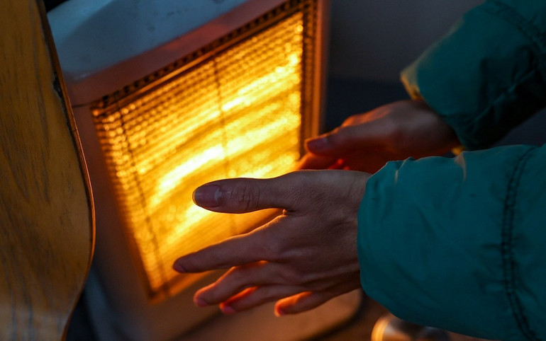 Người dân Hà Nội đốt lửa sưởi ấm giữa ban ngày trong đợt rét kỷ lục -0