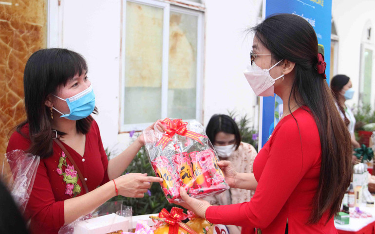 Sản phẩm hoàn thành được cho vào túi bọc, hộp giấy… thu hút khách hàng. Vẽ trang trí lon nước của cô giáo hút khách, tăng thu nhập dịp Tết -0