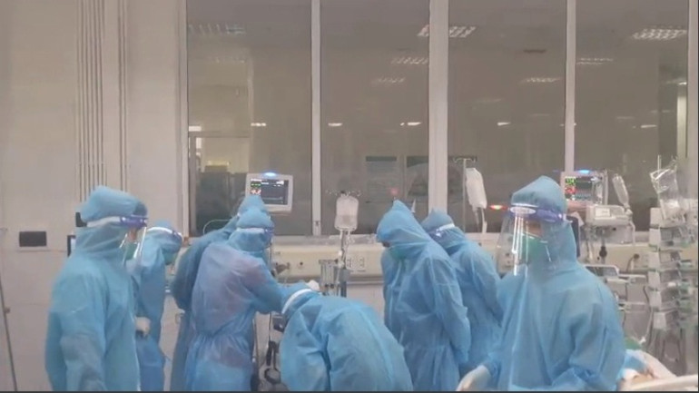 Hai bệnh nhân nguy kịch vì Covid-19 đã bình phục ngoạn mục -0