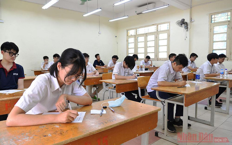Năm nay, thí sinh thí sinh thi vào lớp 10 THPT công lập không chuyên dự thi ba môn: Văn, Toán, Ngoại ngữ. Theo đó, điểm xét tuyển sẽ được tính theo nguyên tắc: Điểm xét tuyển = (Điểm môn Toán + Điểm môn Văn) x 2 + Điểm môn Ngoại ngữ + Điểm ưu tiên (nếu có). 2-1595064738591.jpg