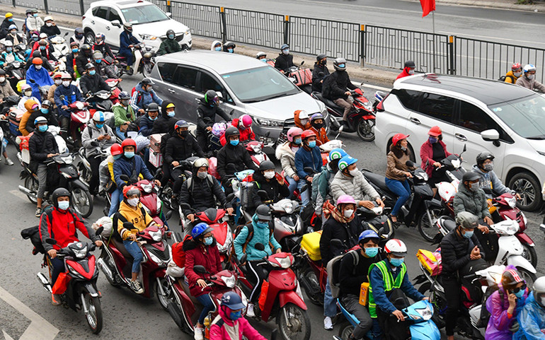 Hàng dài các phương tiện trở lại Hà Nội trong ngày cuối cùng kỳ nghỉ Tết Nguyên Đán -0