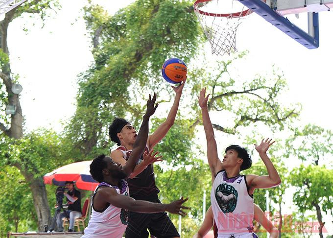 Sôi nổi các trận đấu tại Giải bóng rổ phong trào HBF 3x3 -0
