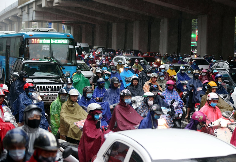 Mưa lớn diễn ra vào đúng giờ cao điểm đi học, đi làm nên tuyến đường Nguyễn Trãi ùn tắc kéo dài. Hà Nội mưa lớn, ùn tắc nghiêm trọng sáng đầu tuần -0