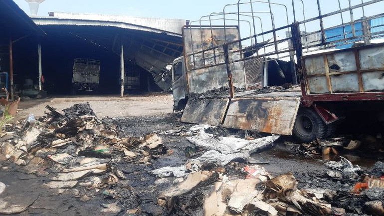 Cháy lớn xưởng gỗ, lan sang thiêu rụi ba ô-tô trong gara -0