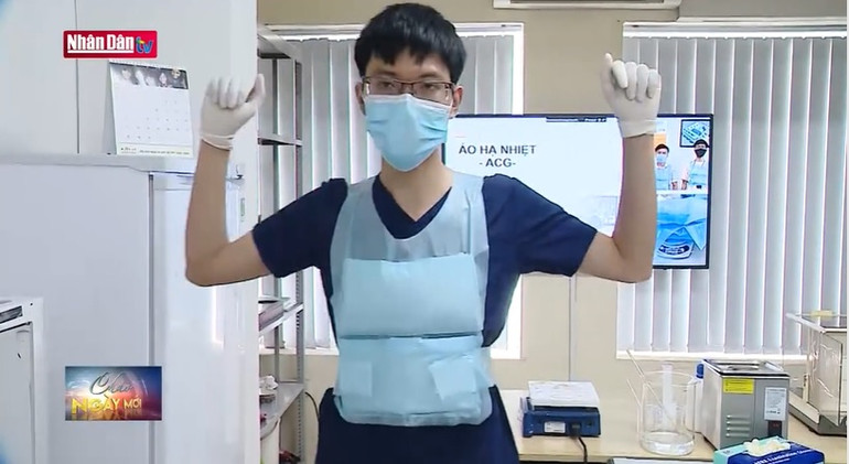 Áo hạ nhiệt, chống nóng cho nhân viên y tế. (Ảnh cắt từ video Truyền hình Nhân Dân) 10 sự kiện khoa học và công nghệ nổi bật năm 2021 -0